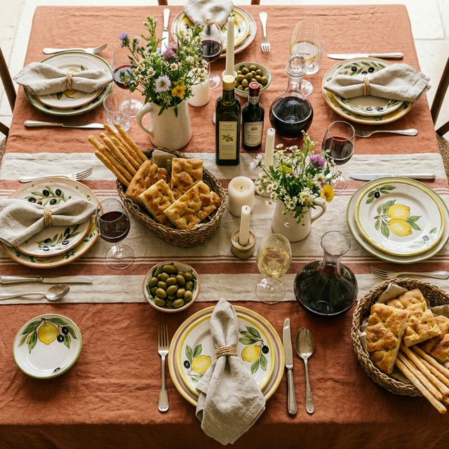 Tavola imbandita per gli ospiti